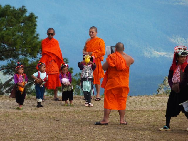 Sehr moderne Mönche auf einer Passhöhe (Nord-Thailand)